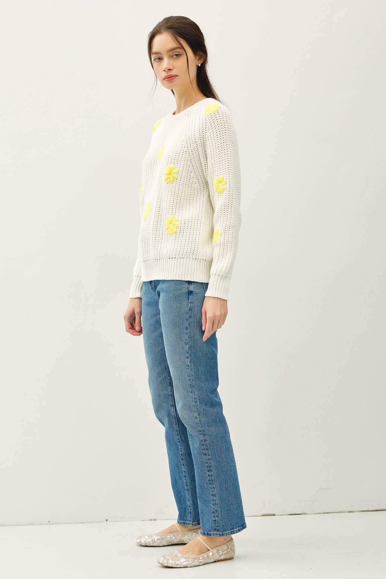 SPRING SWEATER WITH STITCHED FLORAL DETAILS