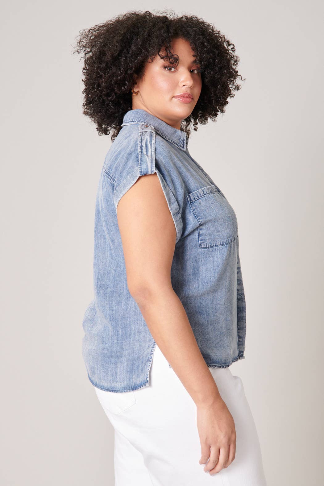 ⭐️SALE!!!⭐️ Acid Wash Chambray Button Down Top Curve